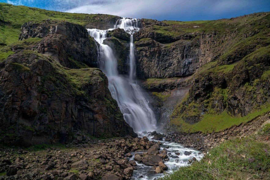 Rjukandi waterval ligt aan de Ringweg in Oost-IJsland