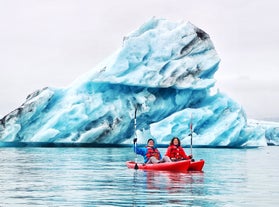 I kayaker navigano nella laguna glaciale di Jokulsarlon.