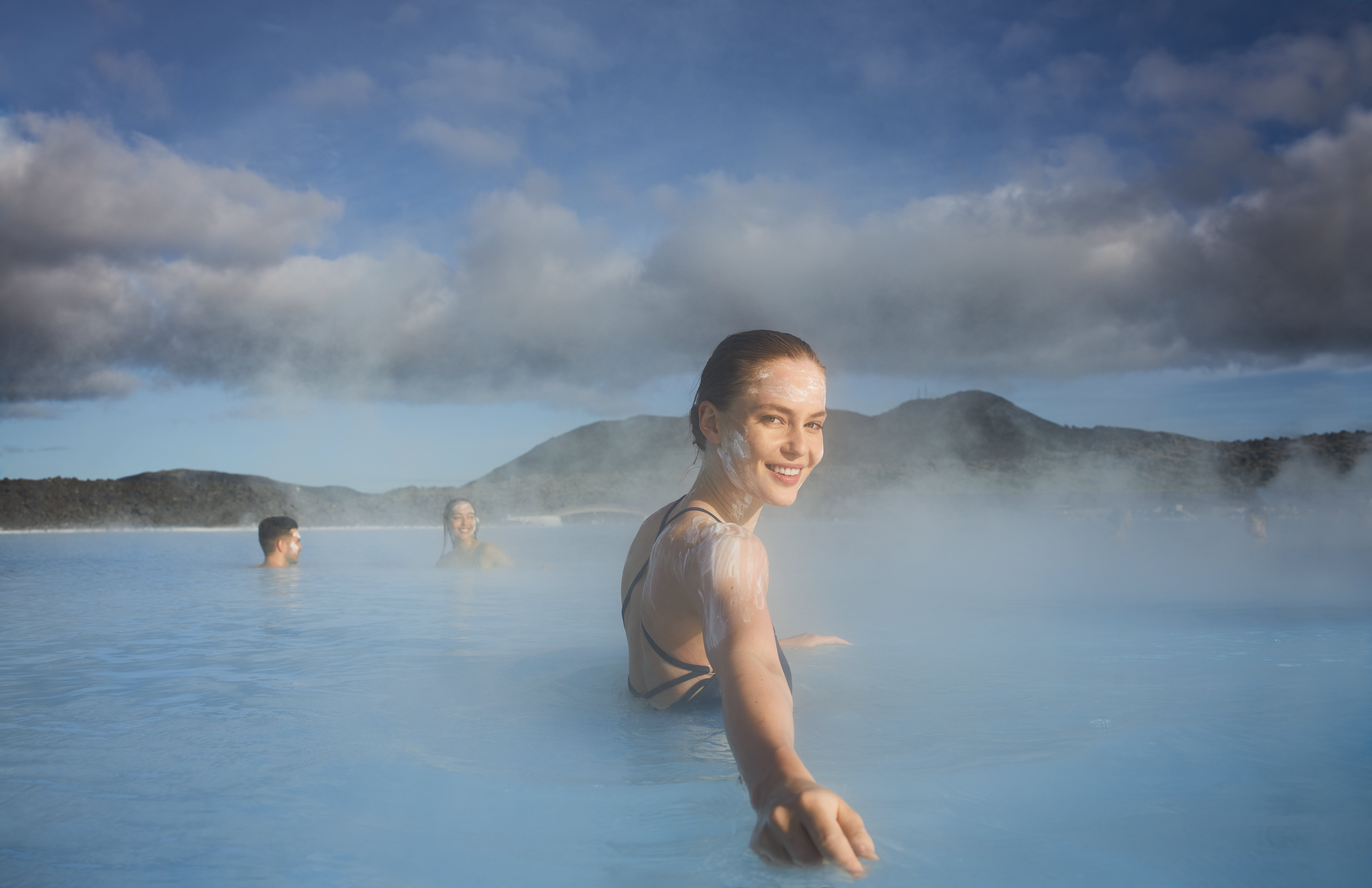 Een vrouw waadt door de Blue Lagoon