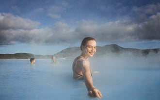 Une femme en train de se prélasser dans le Blue Lagoon.