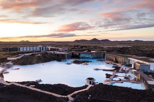 El sol de medianoche brilla en Blue Lagoon.