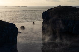 La piscine de Sky Lagoon, au bord de l'océan, est d'une beauté à couper le souffle.