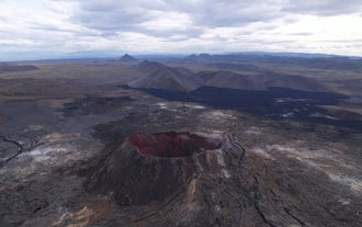 Éruption volcanique à Fagradalsfjall, dans la péninsule de Reykjanes, en Islande, montrant de la lave en fusion et de la fumée.