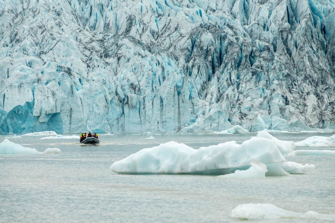 Bådtur på gletsjerlagunen Fjallsarlon i Vatnajökull Nationalpark