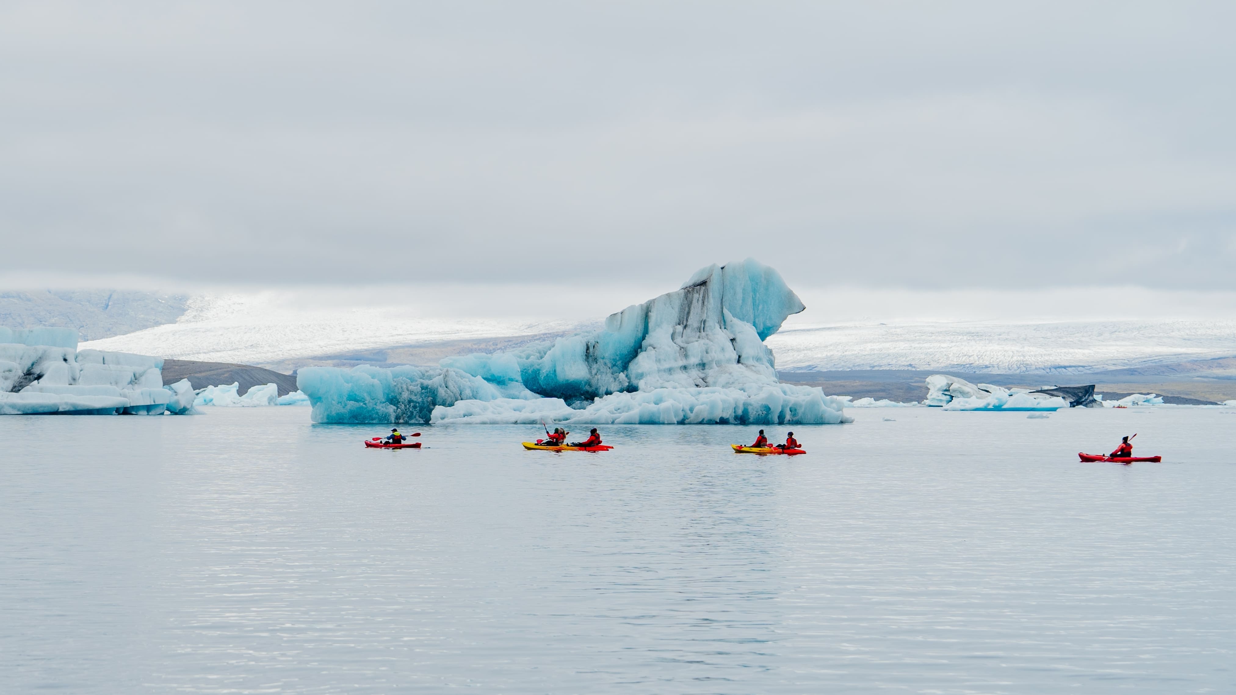 ヨークルスアゥルロゥン氷河湖カヤック体験 | Guide to Iceland