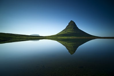 De berg Kirkjufell is de belangrijkste attractie op het schiereiland Snaefellsnes.