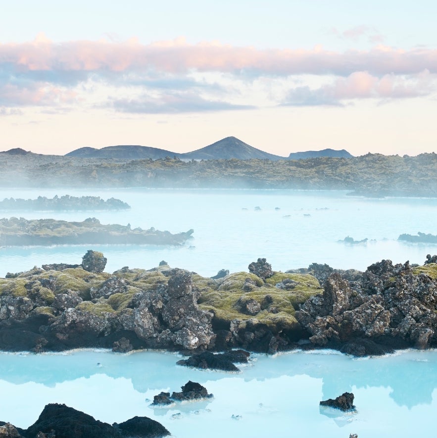 The Blue Lagoon's healing properties stem from silica and algae, which combat skin aging and strengthen the skin barrier.