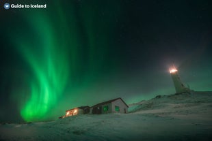 Le aurore vorticano sopra una casa in Islanda.