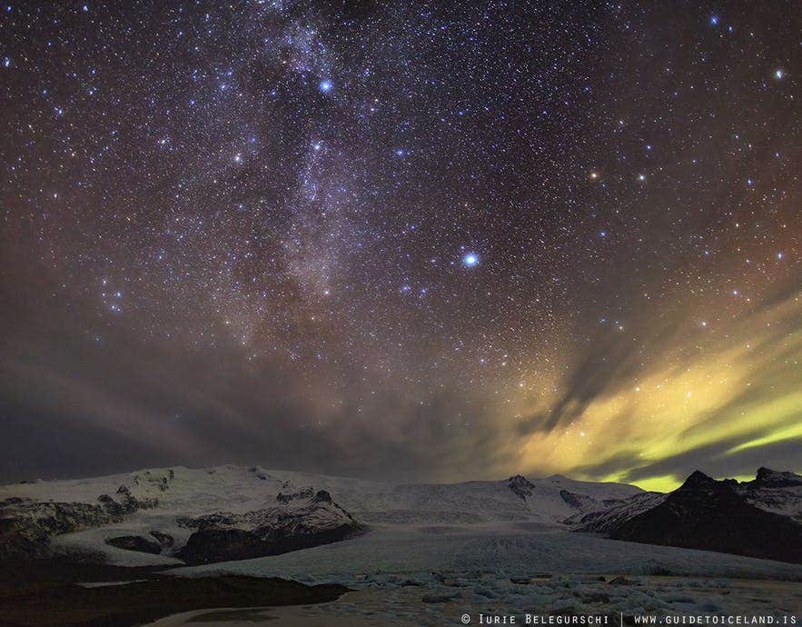 Les aurores boréales dansent au-dessus des paysages islandais.
