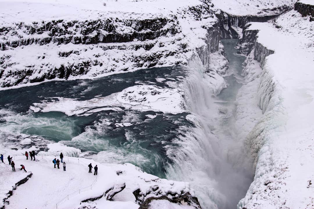 冬のグトルフォス滝。氷に覆われた崖と滝の水流が幻想的な景観を作り出す。
