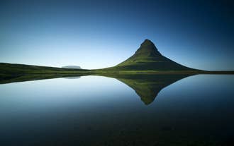 Kirkjufell-fjellet på Snæfellsnes kan være en fantastisk bakgrunn for solformørkelsen i 2026.