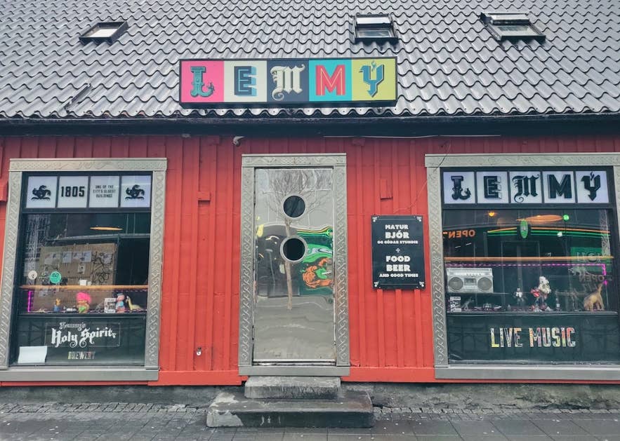 Lemmy Bar в Рейкьявике — популярное место для крафтового пива в Исландии с живой музыкой и атмосферой ночной жизни.