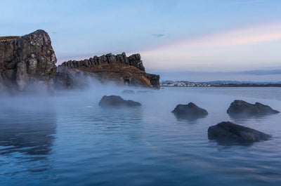 Le Sky Lagoon est entouré de roches de lave et de la magnifique côte de Kopavogur.