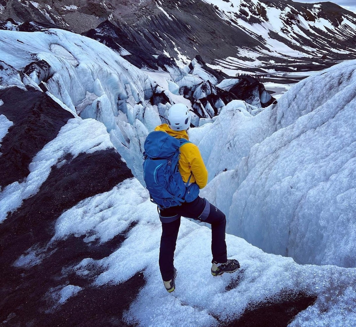 Ein Wanderer erkundet die eisigen Wunder des Solheimajökull-Gletschers in Island.