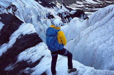 En vandrer udforsker de iskolde vidundere på Solheimajökull-gletsjeren i Island.