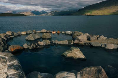 De otte bassiner i Hvammsvik ligger langs en fjord i det vestlige Island.