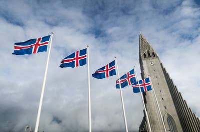 Hallgrimskirkja Church with the flag of Iceland.