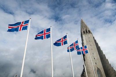 L'église Hallgrimskirkja avec le drapeau islandais.