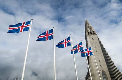 La chiesa di Hallgrimskirkja con la bandiera dell'Islanda
