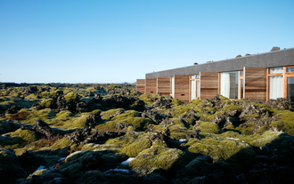 Das Silica Hotel an der Blauen Lagune in Island ist von moosbedeckten Lavafeldern umgeben.