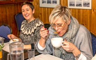 Islandia posee una rica gastronomía, así que son muchos los platos sabrosos que probar.