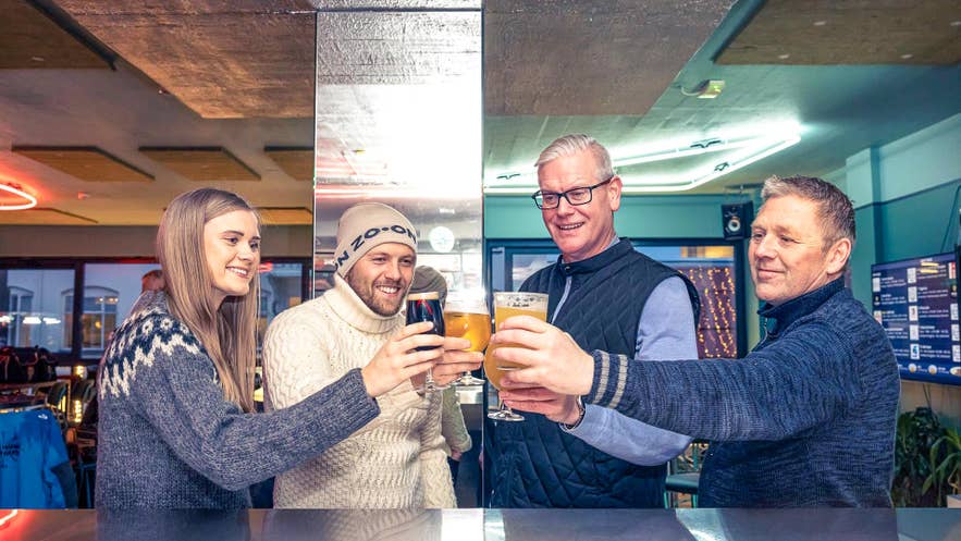 Groep mensen viert feest met IJslandse likeur en sterke drank in een populaire bar en uitgaansgelegenheid in Reykjavik.