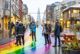 La strada dell'arcobaleno che conduce alla chiesa di Hallgrimskirkja a Reykjavik.