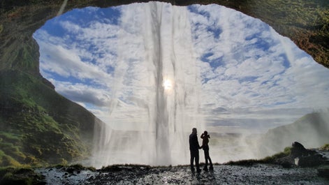 Man kan gå bag om Seljalandsfoss-vandfaldet på Islands sydkyst i sommersæsonen.