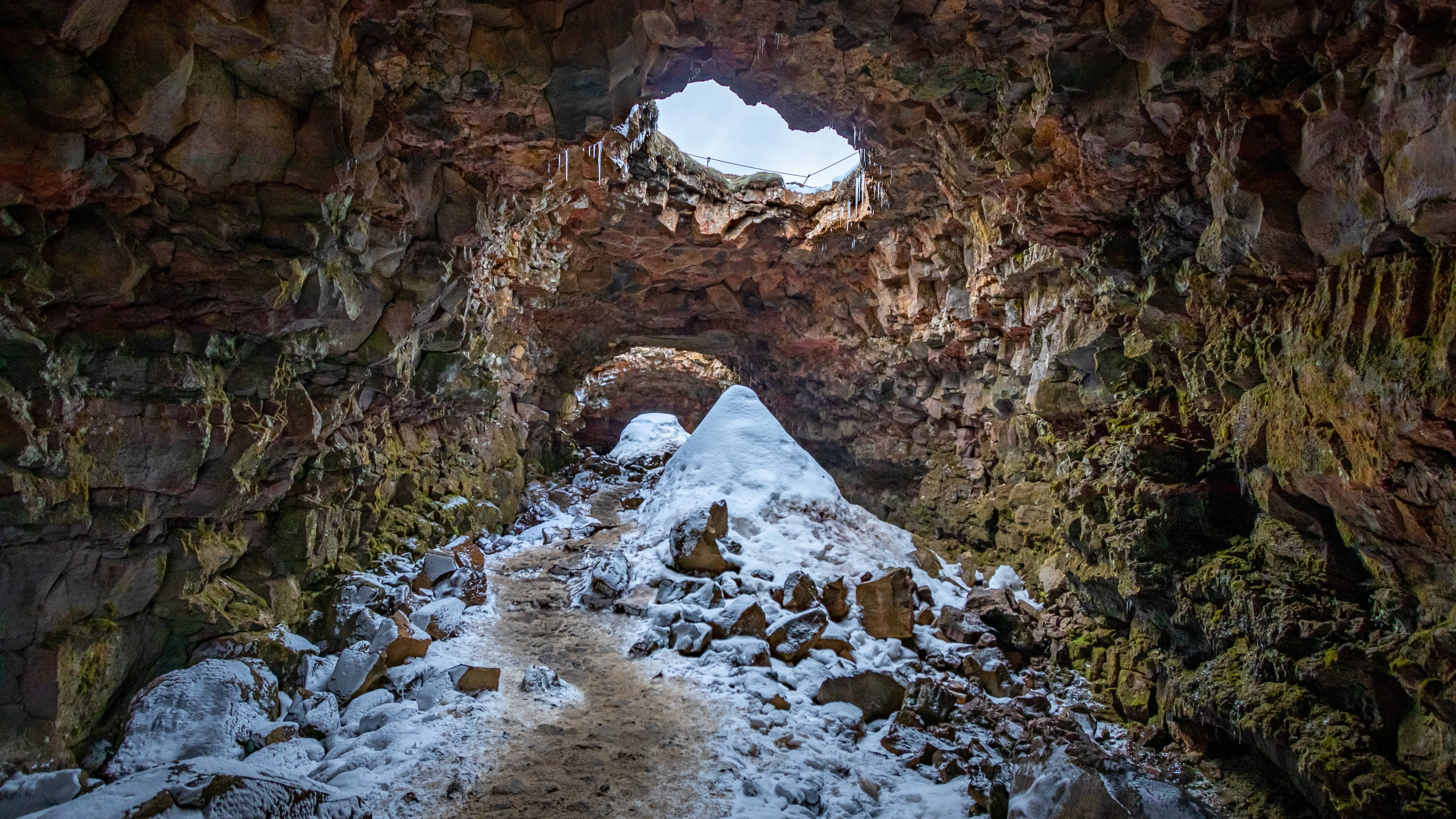 Entrada a los Túneles de Lava de Raufarholshellir