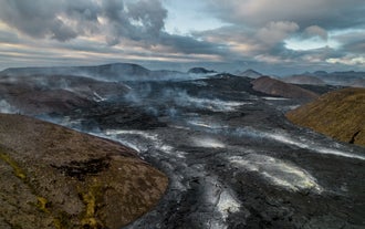 Ånga stiger upp från ett svalnande lavafält på Reykjaneshalvön efter ett vulkanutbrott på Island.