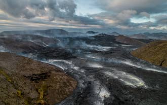 Damp stiger op fra et afkølet lavafelt på Reykjanes-halvøen efter et vulkanudbrud i Island.