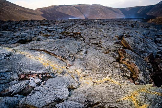 Tunnin helikopterilento viimeisimmän tulivuorenpurkauksen laavakenttien yllä Reykjanesin niemimaalla
