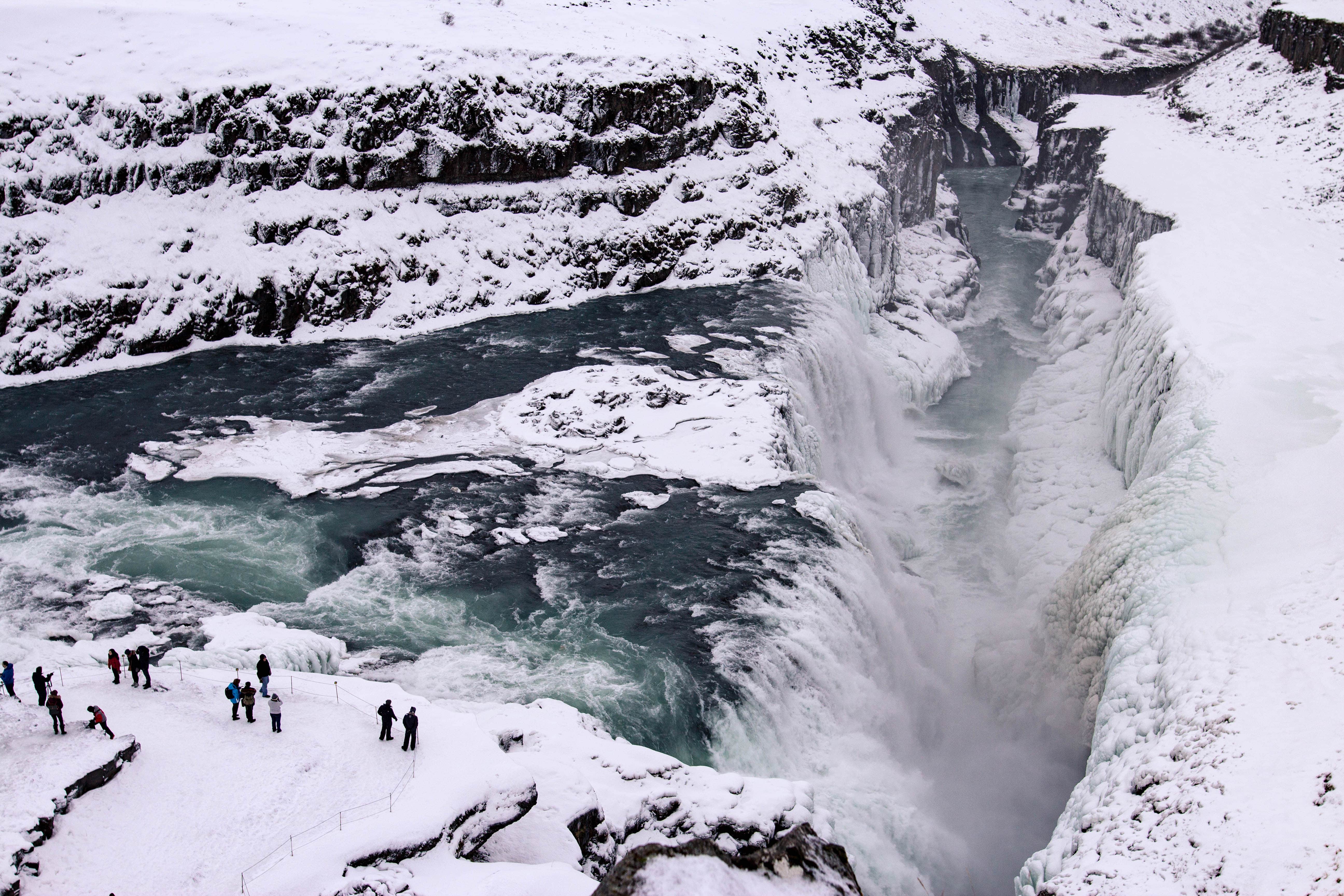 น้ำตกกุลล์ฟอสส์ (Gullfoss) ในประเทศไอซ์แลนด์จะกลายเป็นน้ำแข็งบางส่วนในช่วงฤดูหนาว พร้อมด้วยหน้าผาน้ำแข็งและสภาพแวดล้อมที่ปกคลุมไปด้วยหิมะ
