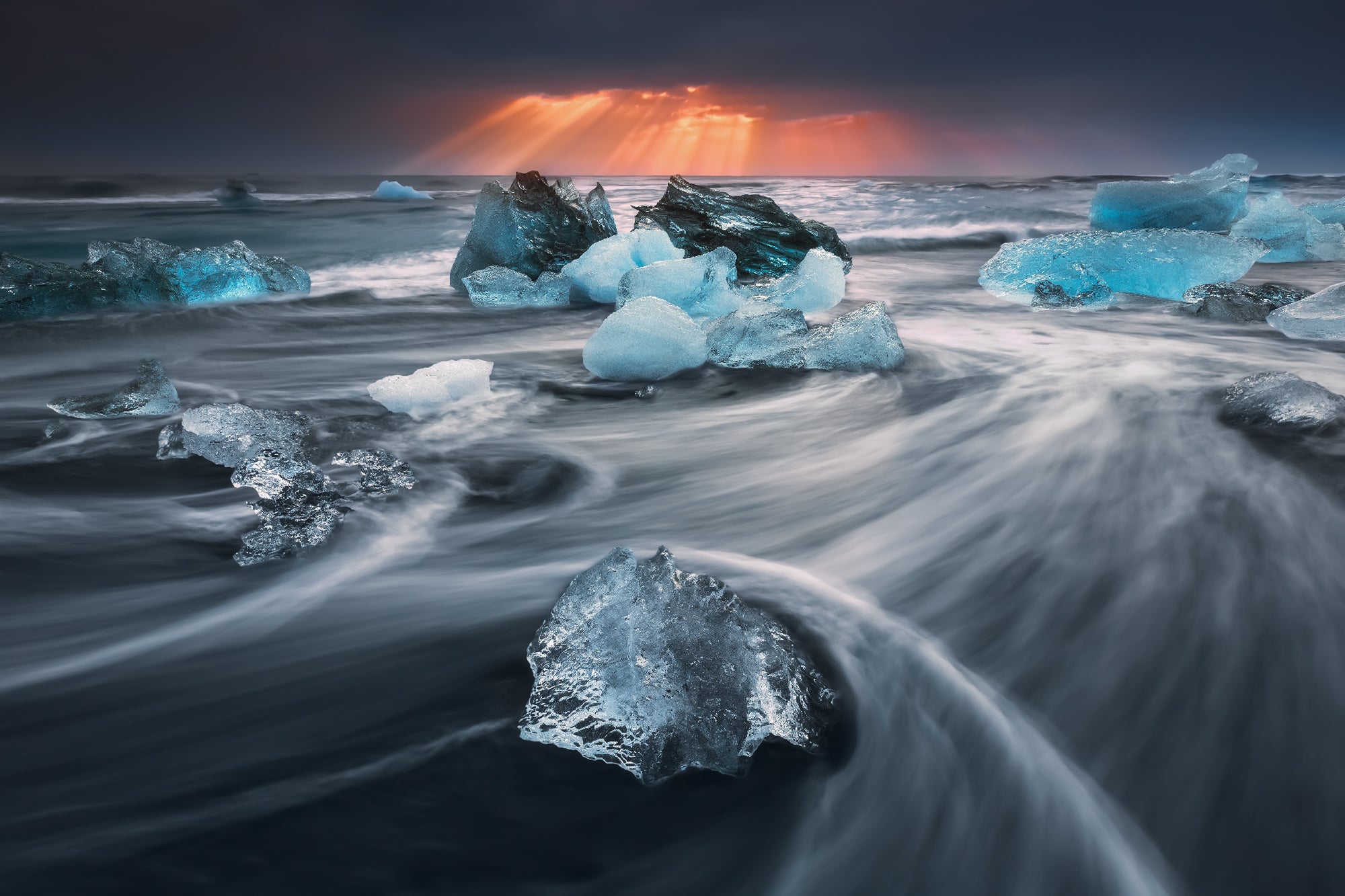 白夜の夏のアイスランドを楽しみ尽くす6日間！ゴールデンサークル