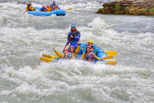 De rivier de Hvita heeft meerdere woeste stroomversnellingen.