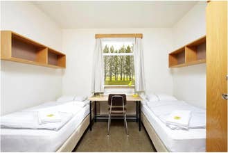 Skogar Hostel har tomannsrom med tilgang til felles bad.