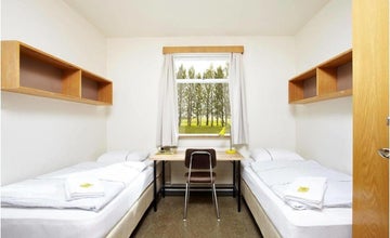 Skogar Hostel dispone di camere doppie con letti singoli e bagno in comune.