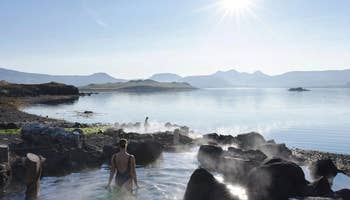 Relajante Baño de Aguas Termales en Hvammsvik con Traslado en Reikiavik