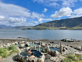 Afslappende tur til Hvammsvik Hot Springs med transport fra Reykjavik