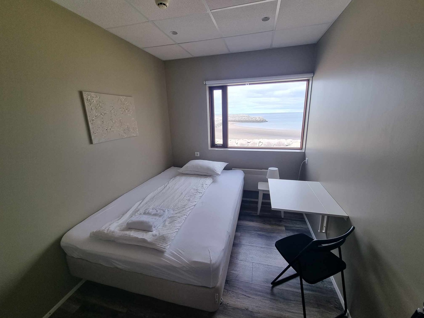 Vid Hafid Guesthouse offers single room with ocean views.