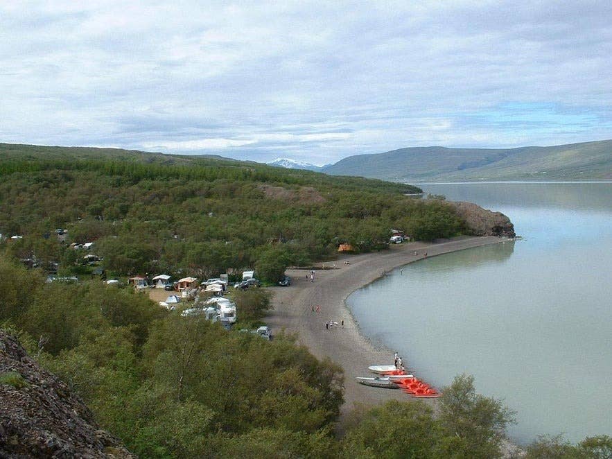 Atlavik camping in het Hallormsstadaskogur-bos is prachtig
