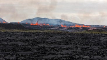 观赏Sundhnukagigar火山喷发