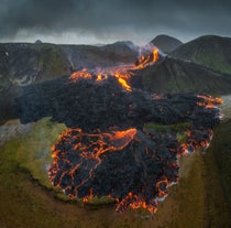 冰岛火山爆发时，熔岩从雷克雅内斯半岛上的一座活火山流出。