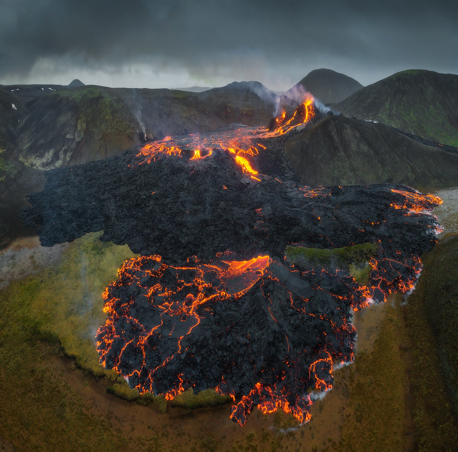 Smeltet lava strømmer ut fra en aktiv vulkan på Reykjanes-halvøya under et utbrudd på Island.