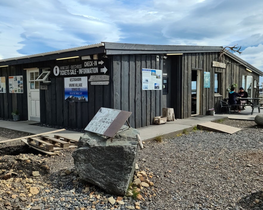 Внешний вид кафе Viking Café и кассы деревни викингов Vestrahorn недалеко от Хебна на юго-востоке Исландии.