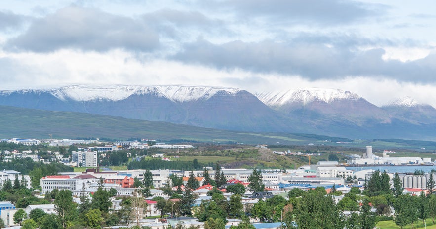 Akureyria on vuorien ympäröimä