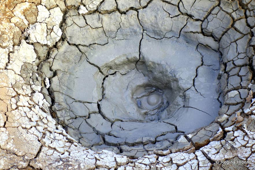 The colourful Geothermal Areas by Mt. &Ouml;lkelduhn&uacute;kur and &Ouml;lkelduh&aacute;ls in South Iceland
