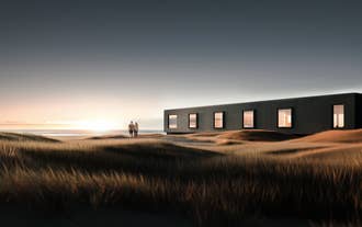 坐落在静谧草地中的黑沙酒店外观。