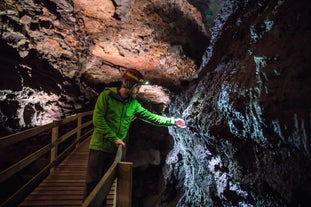 11-stündige Kleingruppen-Tour durch Westisland mit Lavahöhle, Wasserfällen und heißen Quellen