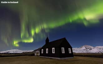 La Chiesa Nera di Budir con l'aurora boreale e lo Snaefellsjokull sullo sfondo